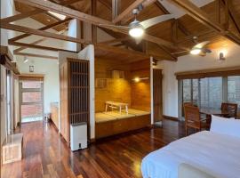 鳳凰森之鳴, hotel a Lago Lugu