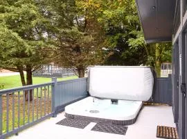 Sunbird Lodge with Hot Tub