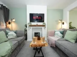 Stylish 3 Bed Retreat, Parking, Great Location Newport