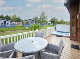 Kinship Lodge with Hot Tub