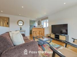 Pass the Keys Spacious Newly Renovated Flat in Charming Village, hotel in Ascot