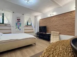 Gojdu Studio by the River