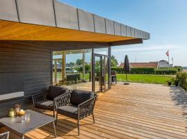 Modern Cottage Near Binderup Beach, готель у місті Åbjerg