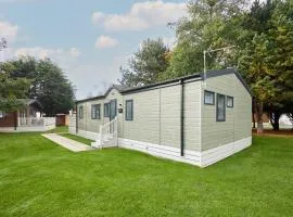 Reynards Retreat Lodge with Hot Tub