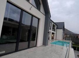 Emirage Pool & Spa, hotel in Şimon