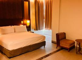 The Golden Tree Hotels Jaunpur, hotel in Jāmb