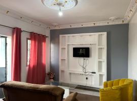 Janamaev, hotel com estacionamento em Iaund&eacute;