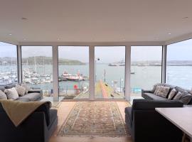 Luxury House With Panoramic Harbour Views, pronájem domu u jezera v destinaci Falmouth