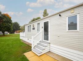 Squirrel Lodge with Hot Tub, hotel in Pocklington