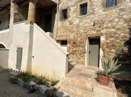 Maison provençale-piscine-jardin clôturé-8 pers – hotel w mieście Collorgues