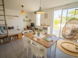 Maison avec fauteuil suspendu et lit de jour près de la mer en Vendée