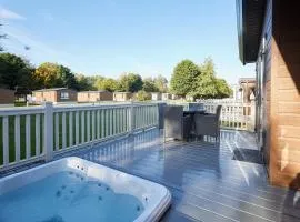 Barakah Lodge with Hot Tub