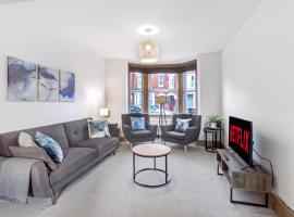 LuxeVille I Serene 3BR Apartment with Private Courtyard I LongTerm RatesI ParkingI WiFi, hotel in Bedford