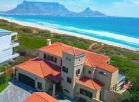 Sunset Beach Villa - Luxury beachfront villa - Cape Town，位于Sunset Beach的带热水浴缸的酒店