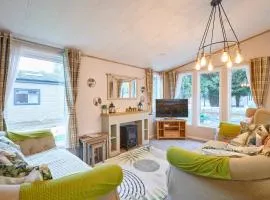 Lucky Lodge with Hot Tub