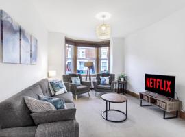 Home Away I 3BR Comfort Suite I Private Courtyard I Super Fast Wi-Fi I Free Parking, Hotel in Bedford