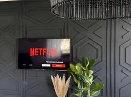 AMAO Amber - 120 m2 Group Apartment - 10 Guests - King-Size Beds - 2 Bathrooms - Free Parking