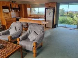 Classic home, private yard & verandah, sleeps 5