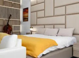 Private 5BR Villa with Pool, Minutes to Palm Beach