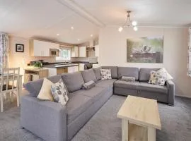 Primrose Lodge with Hot Tub