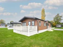 Woodpecker Lodge with Hot Tub