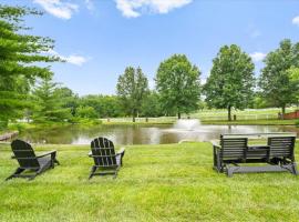 2BR Guesthouse Near Lakes with BBQ & Hot Tub, ξενοδοχείο σε Blue Springs