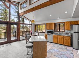 Forest Cabin Retreat Overlooking a Meadow Pond, hotel di Flagstaff