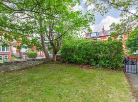 Luxury Lower-Level Two Bed Apt, hotel in Headingley
