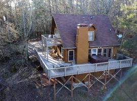 Luxury Mountain Cabin Rental with a Hot Tub in Helen, Georgia, Hotel in Helen