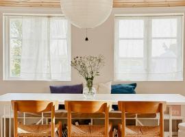 Three Houses With Ocean View On Tjörn, hotel v destinaci Rösselvik