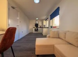3 Bed Sleeps 6 Free Parking Ground Floor Apartment