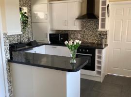 Rooms at Carol's Place Nr Bridgend, Porthcawl, Margam, Port Talbot, Mins from J37 M4, 3 Room Types Available，位于Kenfig Hill的酒店