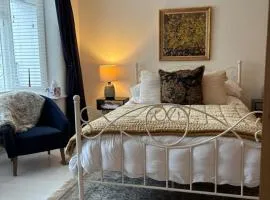 Number 78 Guest house M56 junction 12 located 5 minutes drive from Frodsham Continental breakfast Included