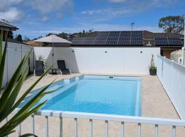 Centaur Sanctuary - Heated Pool, Fireplace, Games Room & Pet Friendly!, khách sạn ở Sanctuary Point