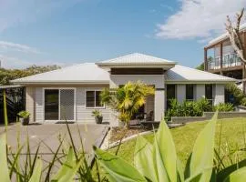 Molly Wallee Large Entertaining Home Walk to Beach