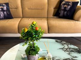 Centrally located studio with Mountain & Sea views, hotell i Avdhellero