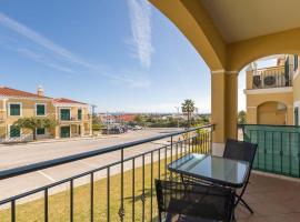 Apartment Karin mit schönen Meerblick, hotel in Porches