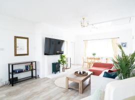 Coastal 4-Bed Family Retreat in Sandbanks、Sandbanksのホテル