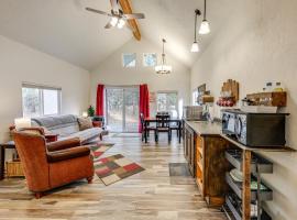 Kalispell Cabin 28 Miles to Glacier National Park!, hotell i Kalispell