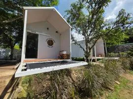 ไวท์ เฮ้าท์ แคมป์ ชะอม