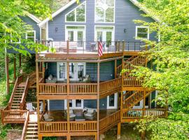 Enormous Cabin Retreat with Beautiful Views and Private Dock in Topton, North Carolina, hotel in Topton