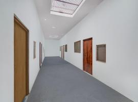 SPOT ON Rs Hotel, ξενοδοχείο σε Sītāpur