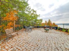 Kentucky Lake Views Cozy Cabin in Waverly!, Hotel in Waverly