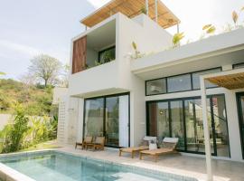 Nusa & Flux Villa - Green Hills & Ocean Views: Kuta Lombok'ta bir otel