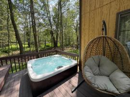Pocono Hideout Family Home with Hot Tub Deck Sunroom Pool Big Bass Lake Larsen Lake Gouldsboro Clifton Township, hotel na plaži u gradu Lehigh