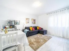 Sea breeze 2-bedroom Apartment 10m walk to the beach