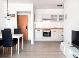 Yachthafen in Orth, Hotel in Orth