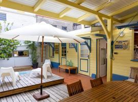 La Maison Jaune - Swimming pool & beach access 50 m away, hotel in Saint-Pierre