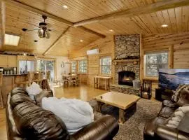 Fox Hollow Retreat- Fox Farm Luxury Lodge – Walk to Ski, Trails & Town Hot Tub, Fireplace