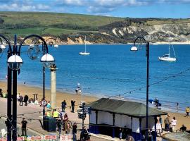Stylish flat by the beach with stunning sea views, hotel in Swanage